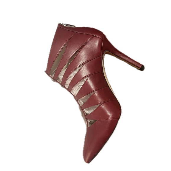 MICHAEL KORS MAViS BACK ZIP LEATHER HEELS. SIZE 7 , COLOR CLARET. NEW IN BOX